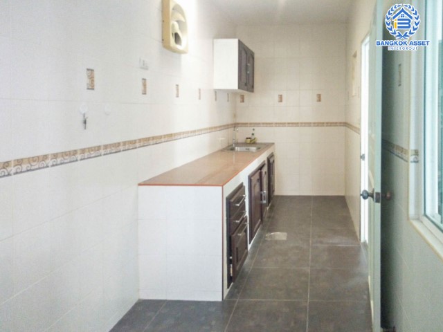 ทาวน์เฮ้าส์มือสองกรุงเทพมหานคร โครงการ เดอะคอนเนค3 ดอนเมือง #หลังมุม บนเนื้อที่กว้างขวางถึง 27 ตร.ว. ฟังก์ชัน 3 ห้องนอน 2 ห้องน้ำ 1 ที่จอดรถ รีโนเวทใหม่ พร้อมอยู่ ทำเลใกล้สนามบินดอนเมือง, รถไฟฟ้าสายสีแดง "สถานีดอนเมือง" และทางด่วน...